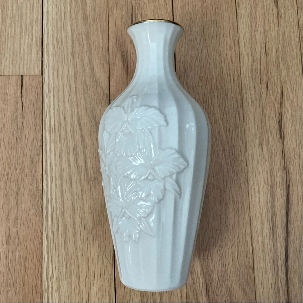 Vintage 80’s Lenox Classic Off White Porcelain Bud Vase with 24K Gold Trim.